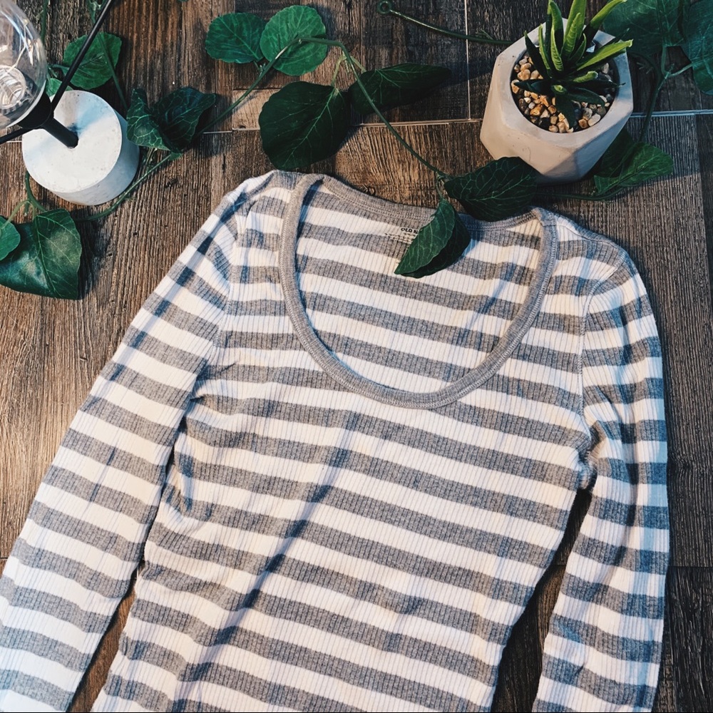 4 FOR $25⭐️ 
Old Navy Striped Long Sleeve